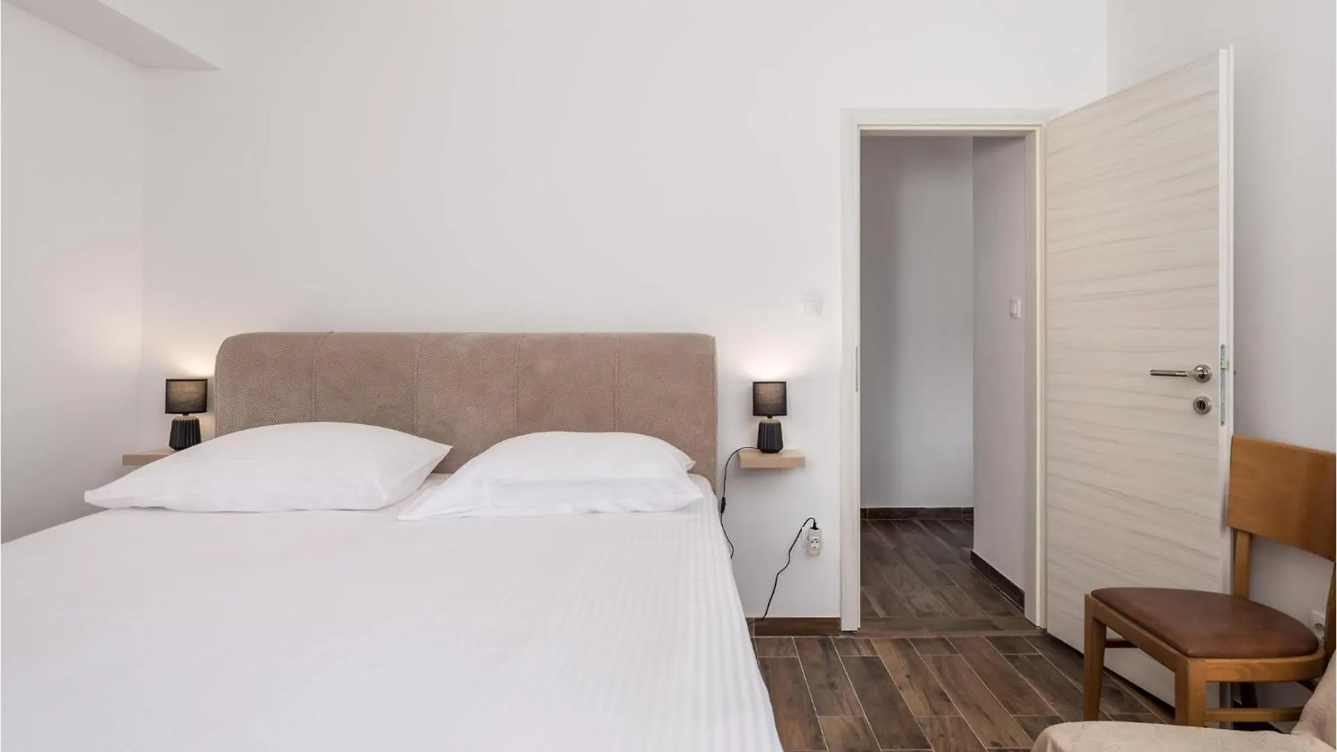 Gorgeous Apartment In Cres With Wifi
