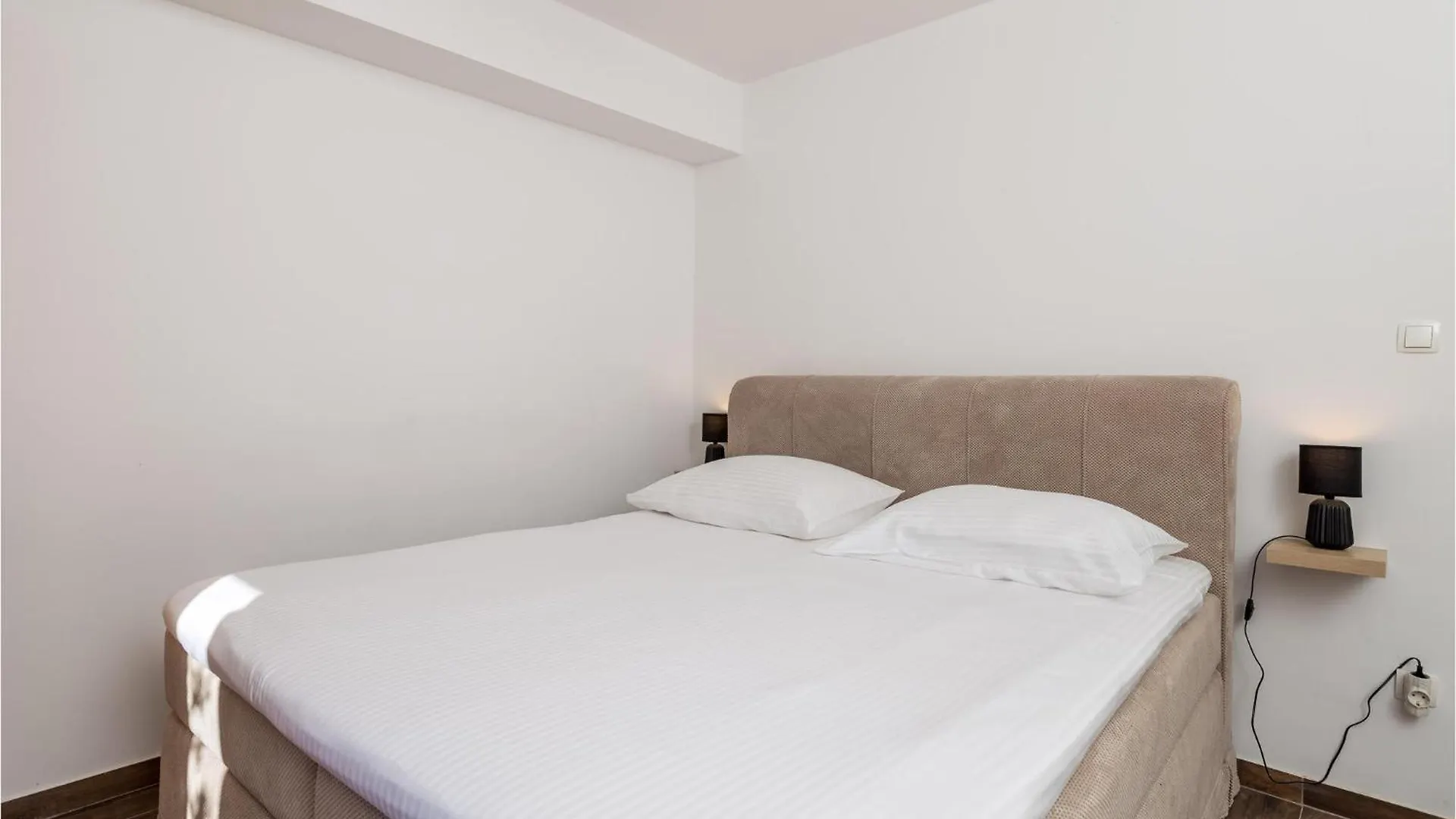 Gorgeous Apartment In Cres With Wifi
