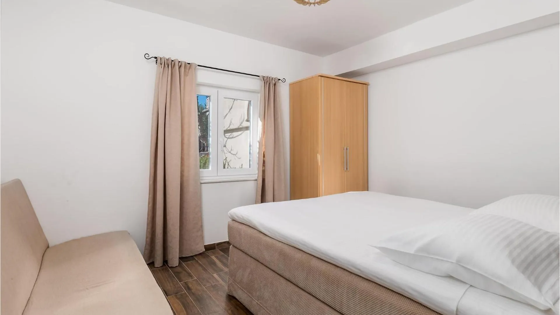Gorgeous Apartment In Cres With Wifi